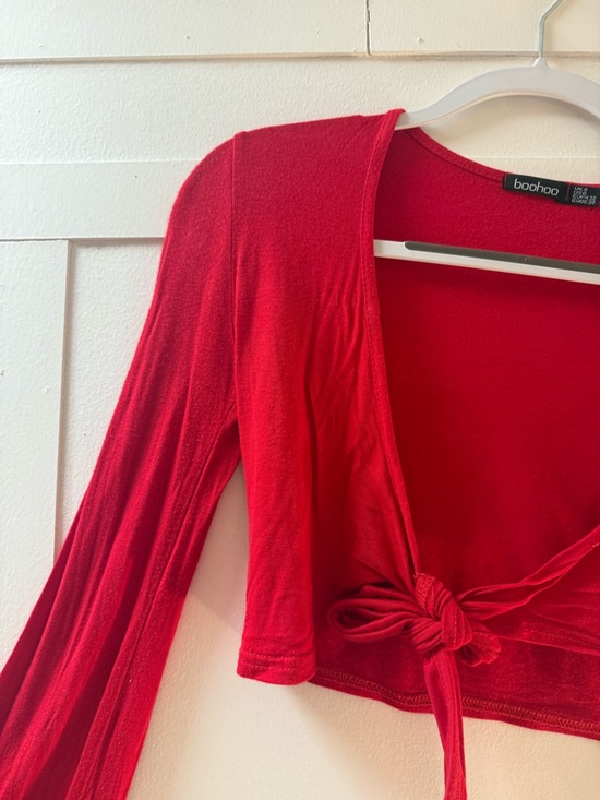 Boohoo Red Long Sleeve Tie-Front Crop Top - Picture 2 of 4